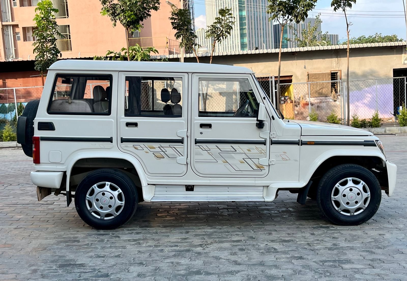 Mahindra Bolero ZLX – White