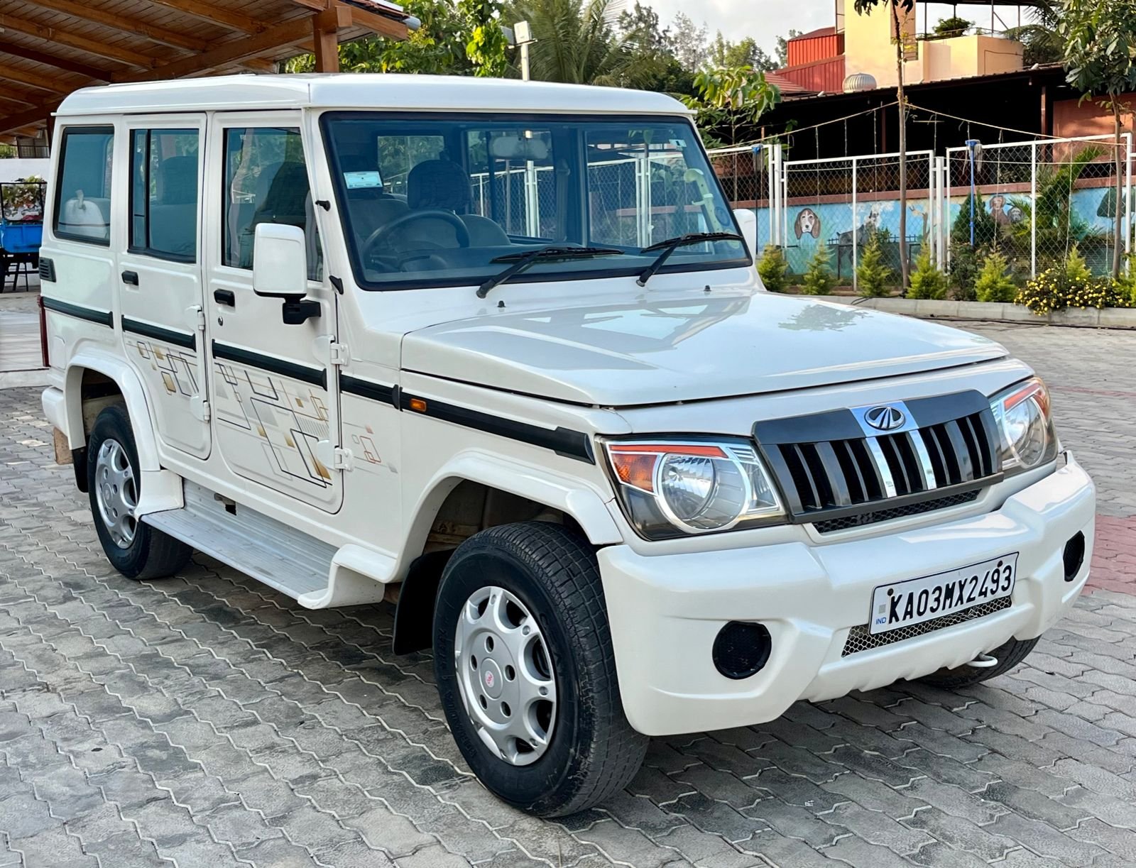 Mahindra Bolero ZLX – White