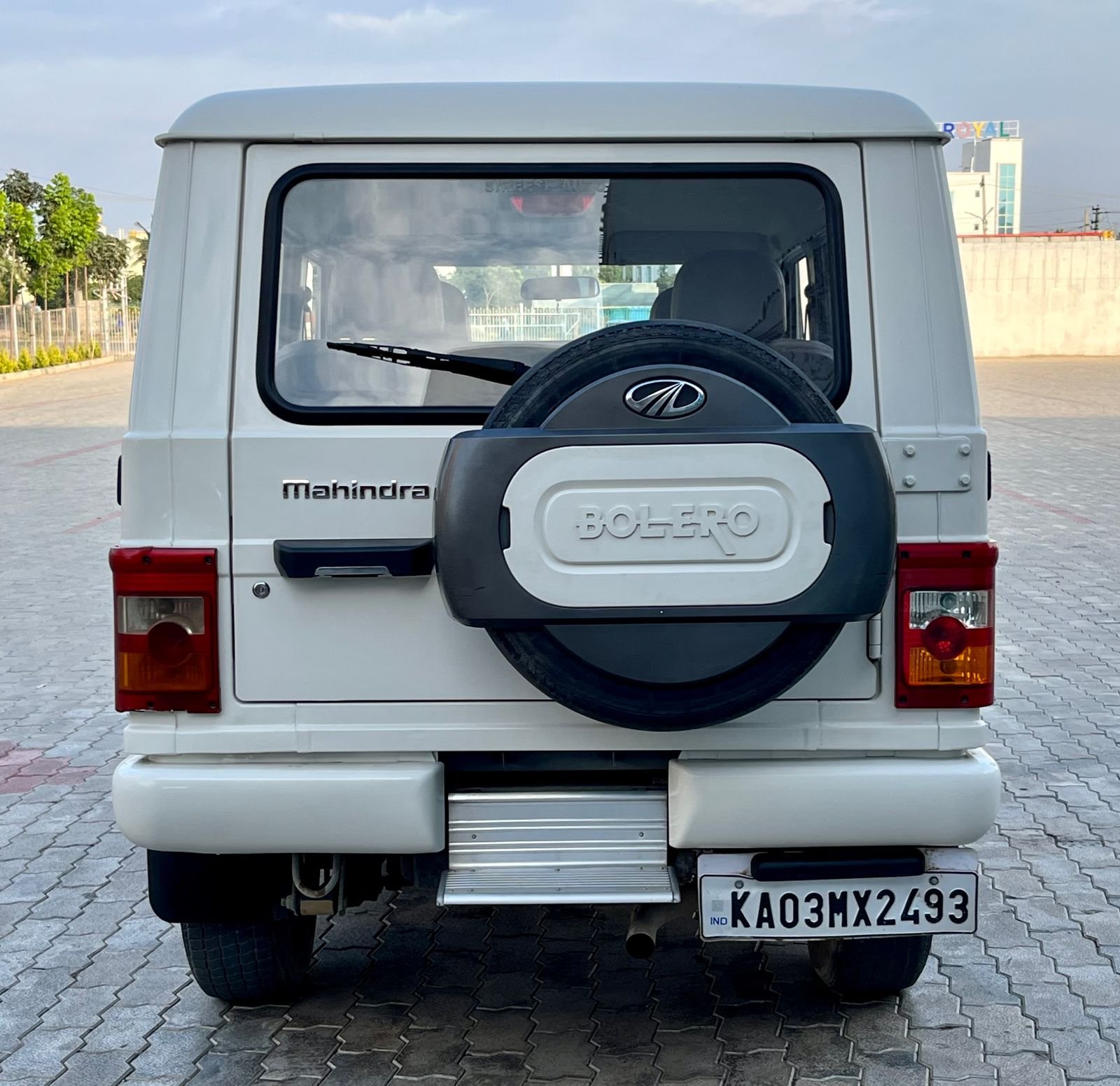 Mahindra Bolero ZLX – White