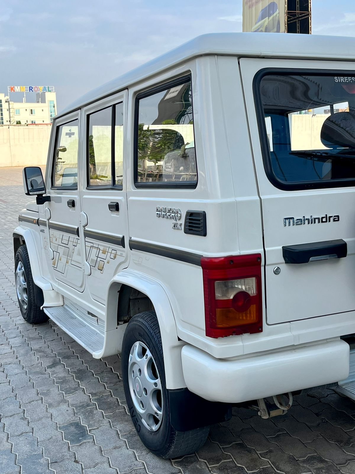 Mahindra Bolero ZLX – White