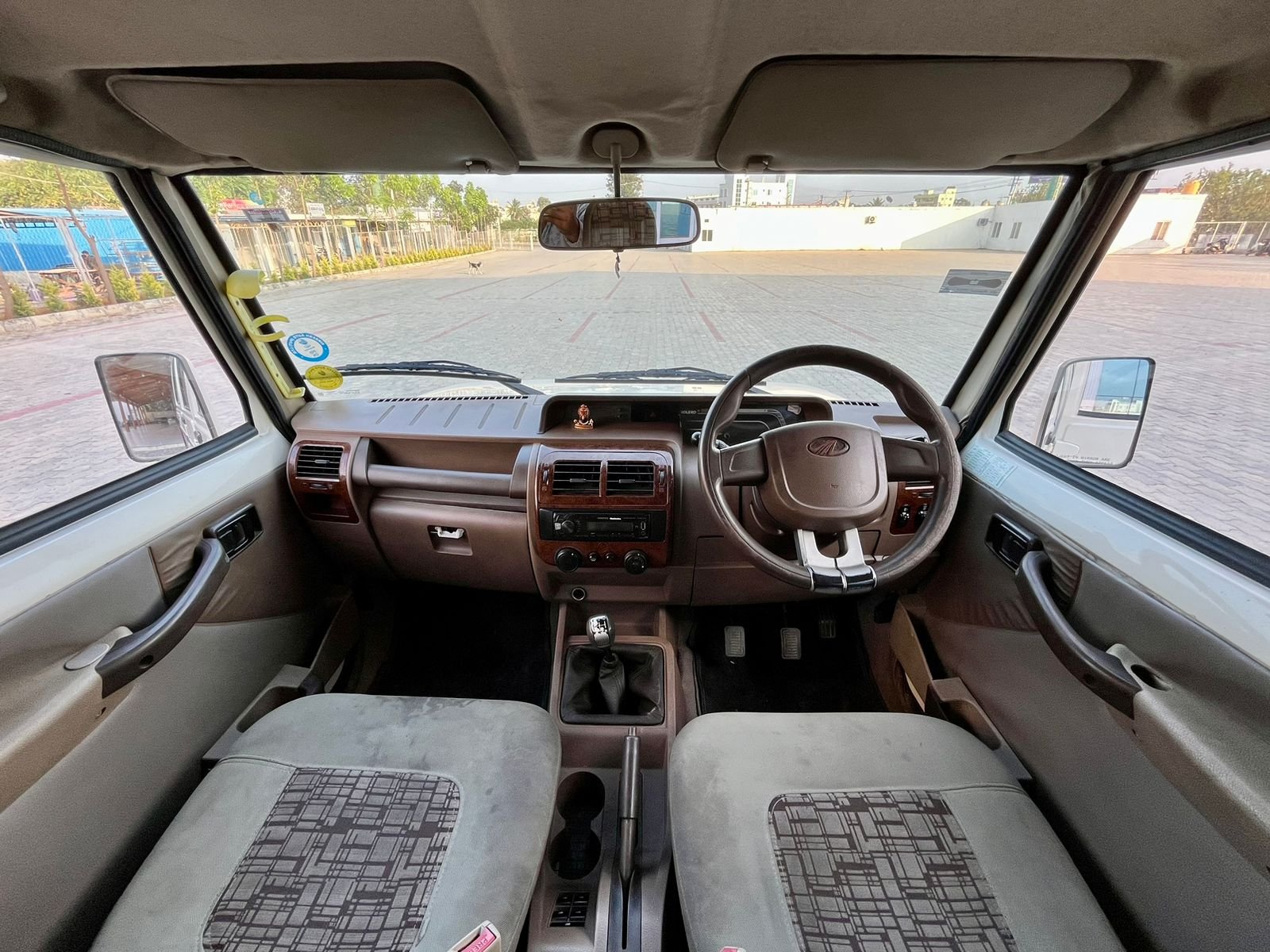 Mahindra Bolero ZLX – White