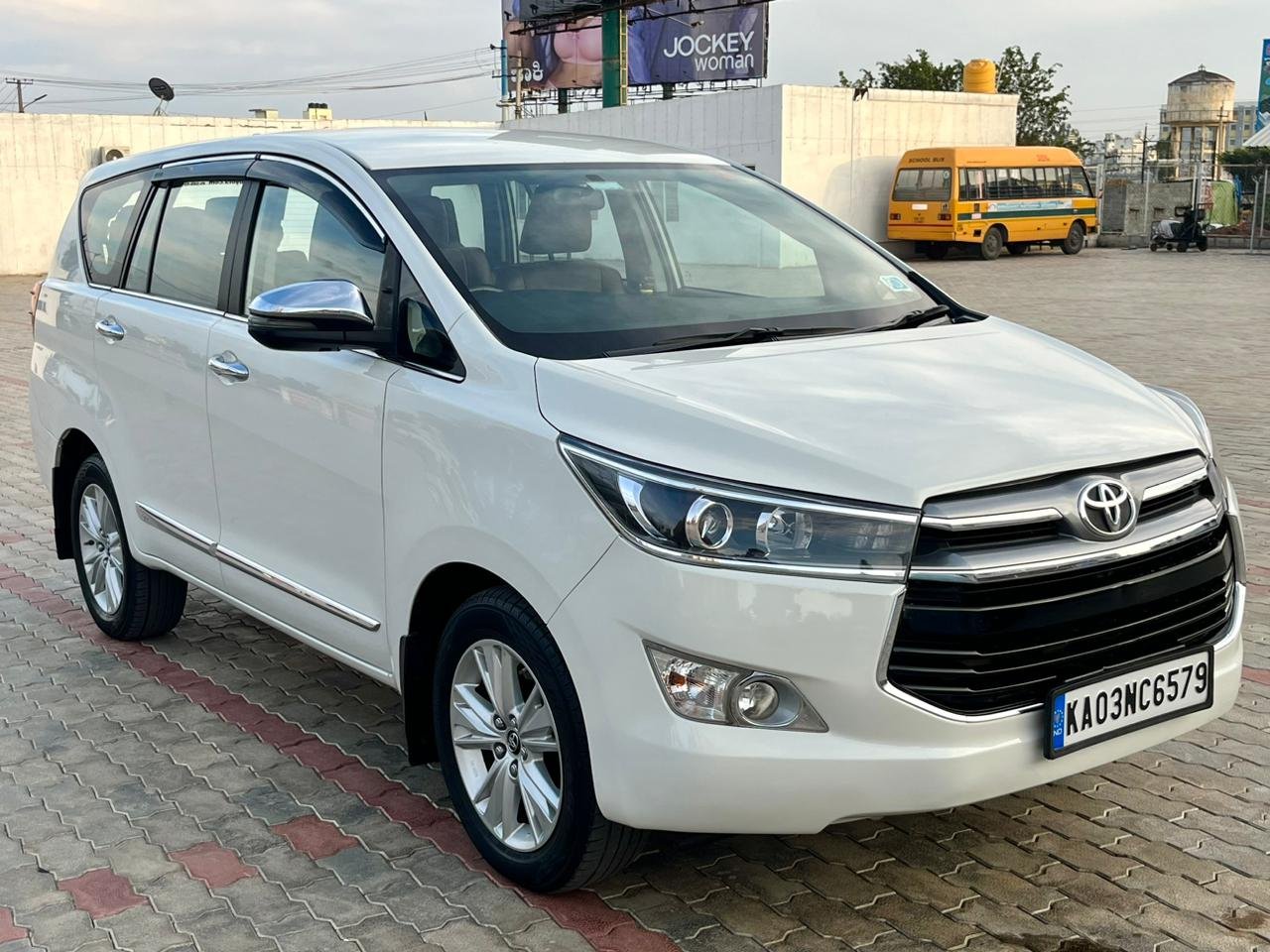 Toyota Innova crysta 2.8 Z (Automatic)