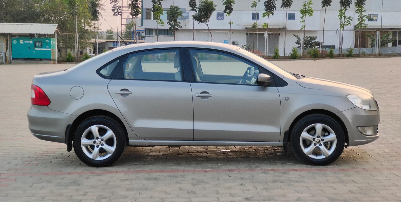 Skoda Rapid 1.6 Elegance AT (2013)