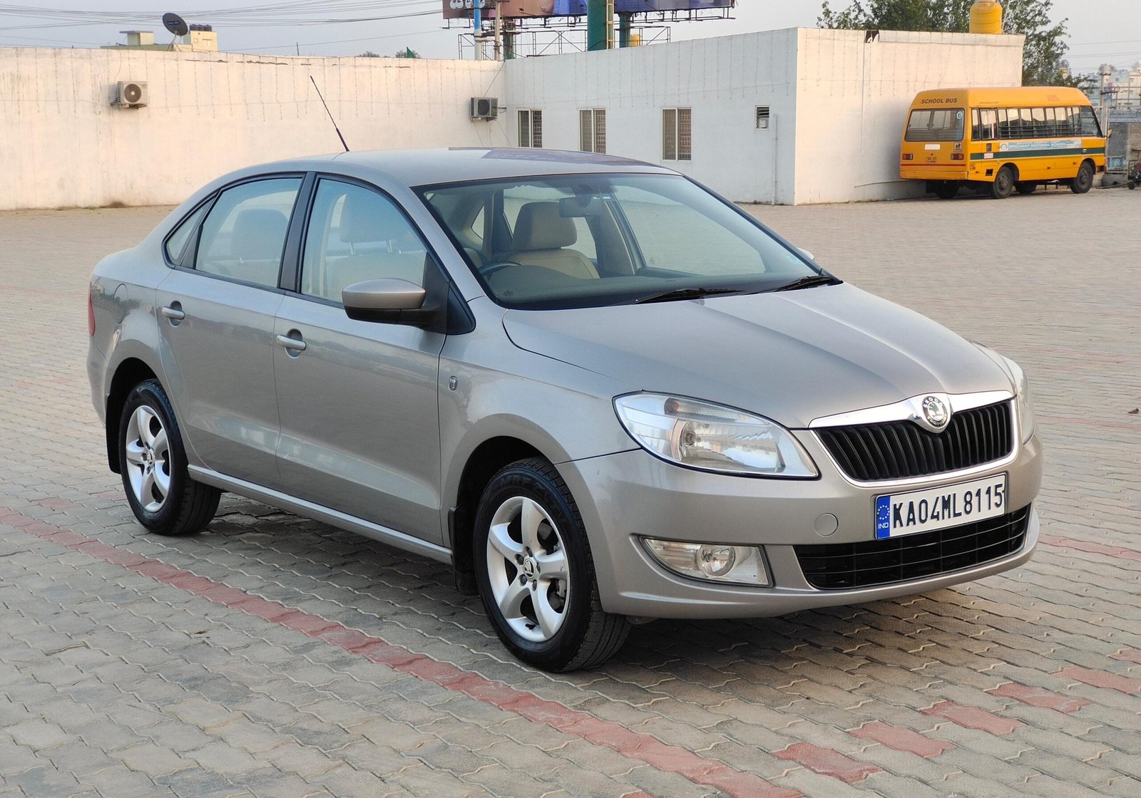 Skoda Rapid 1.6 Elegance AT (2013)