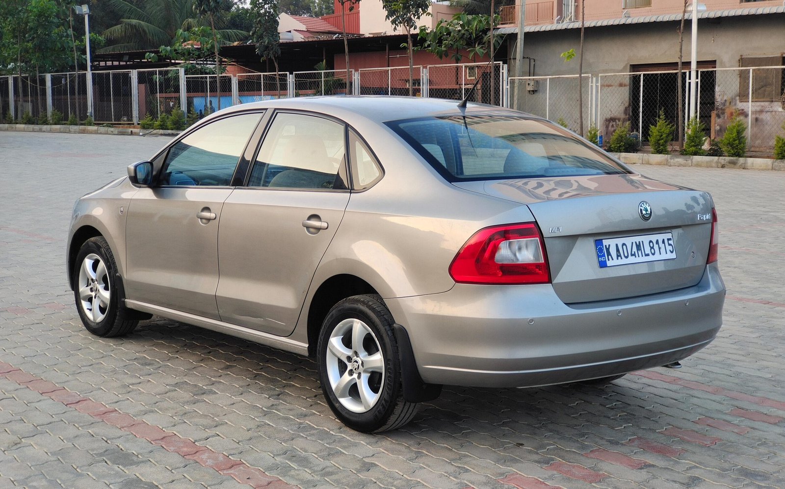 Skoda Rapid 1.6 Elegance AT (2013)