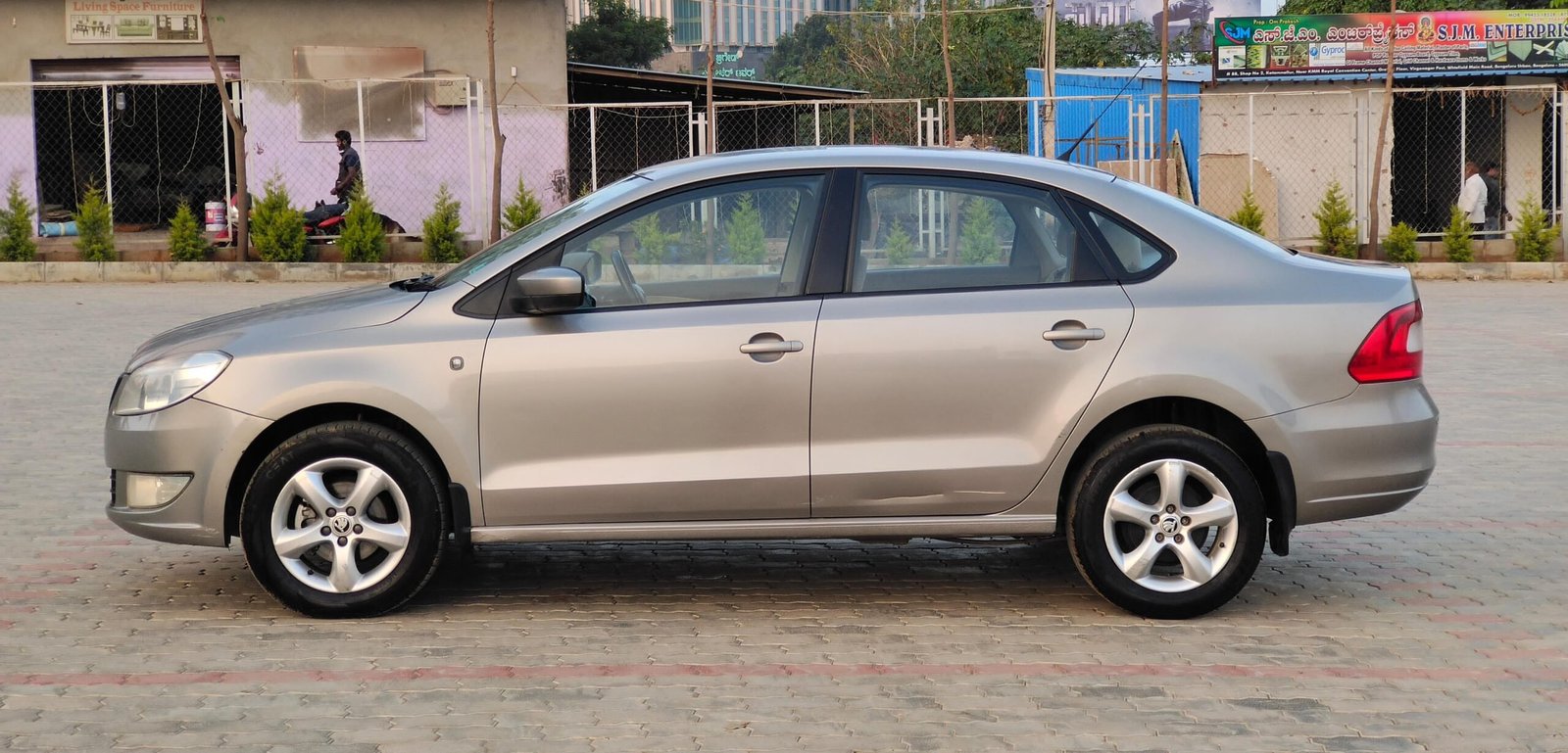 Skoda Rapid 1.6 Elegance AT (2013)