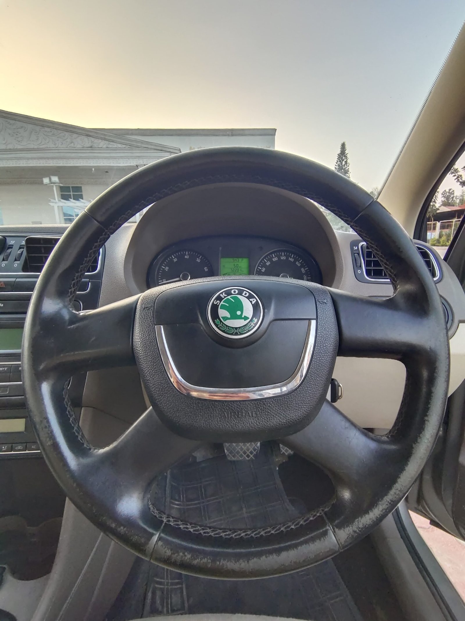 Skoda Rapid 1.6 Elegance AT (2013)