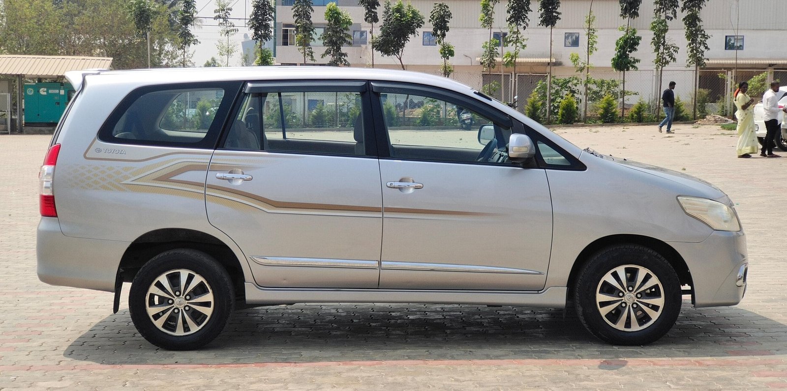 2016 Toyota Innova 2.5 V, Diesel