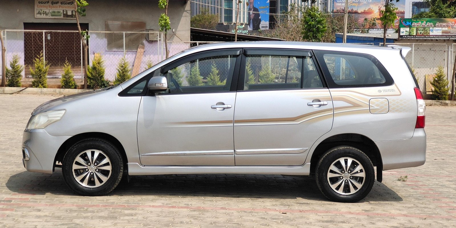 2016 Toyota Innova 2.5 V, Diesel