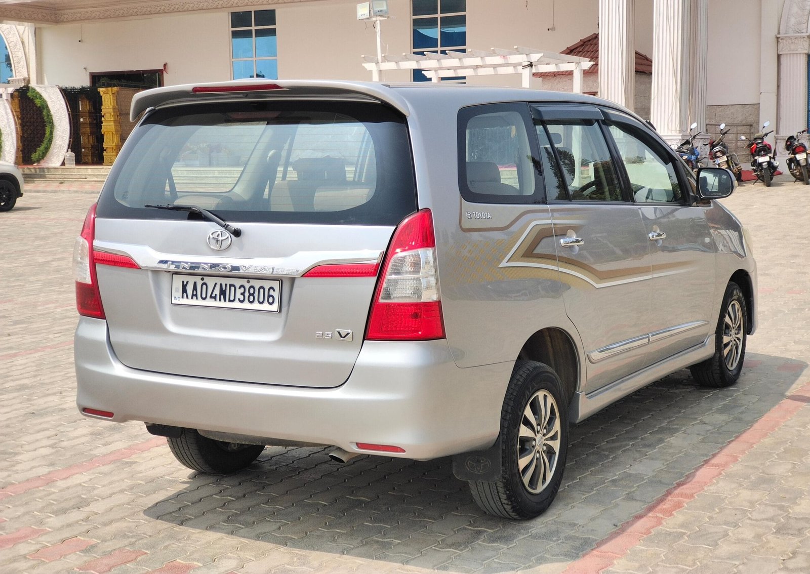 2016 Toyota Innova 2.5 V, Diesel