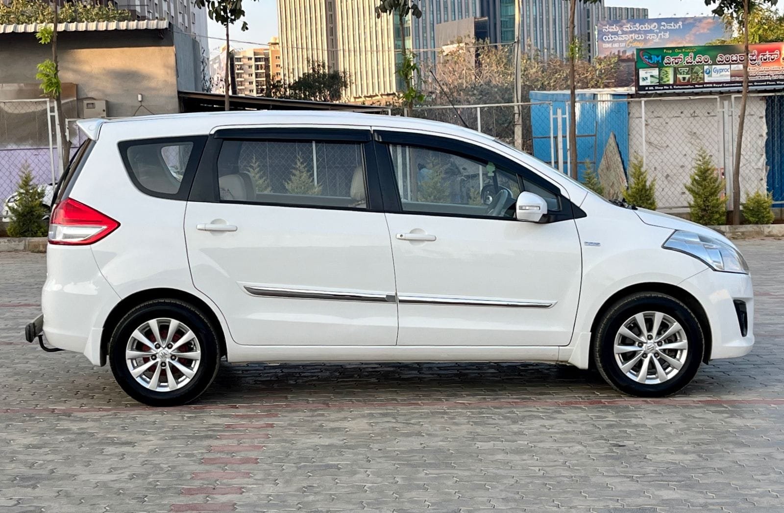 Maruti Suzuki Ertiga ZDI – 2013 White