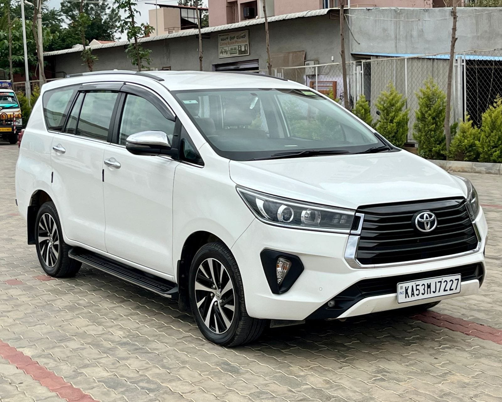Innova Crysta 2.4 Z