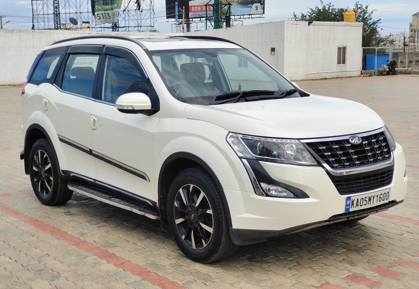 Mahindra XUV500 W11 AT – 2018 – Top Class