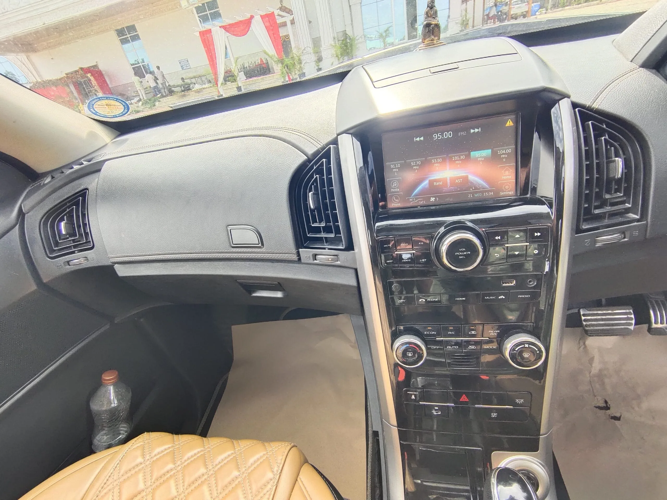 Mahindra XUV500 W11