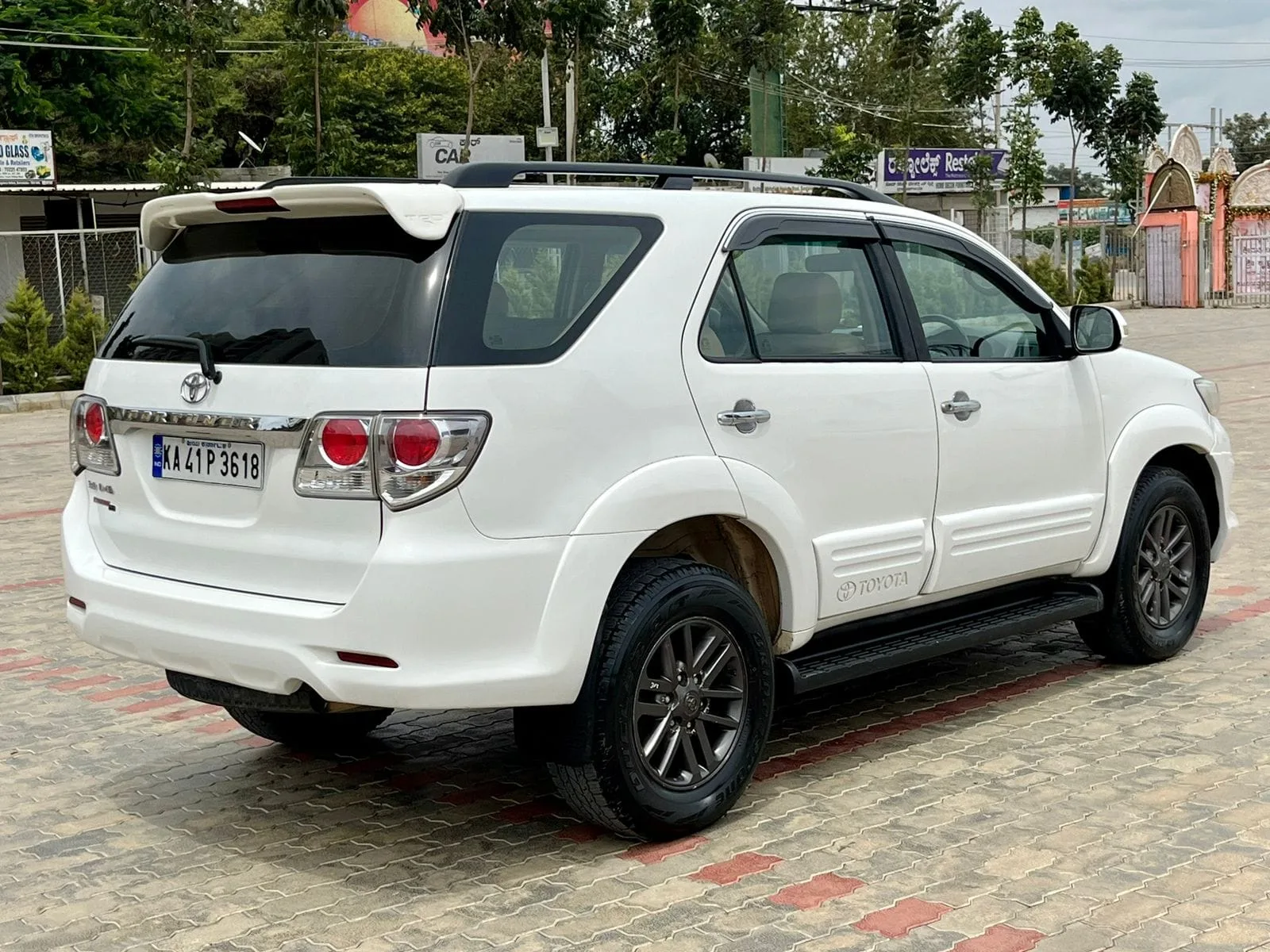 Toyota Fortuner 3.0L 4×4 – Powerful SUV with Reliable Performance