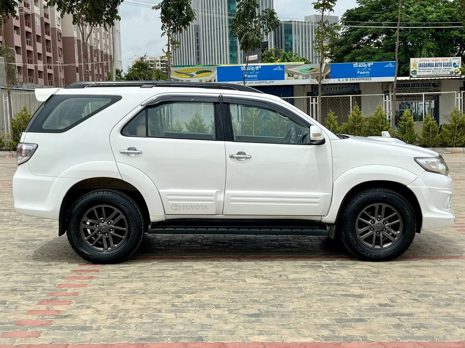 Toyota Fortuner 3.0L 4×4 – Powerful SUV with Reliable Performance
