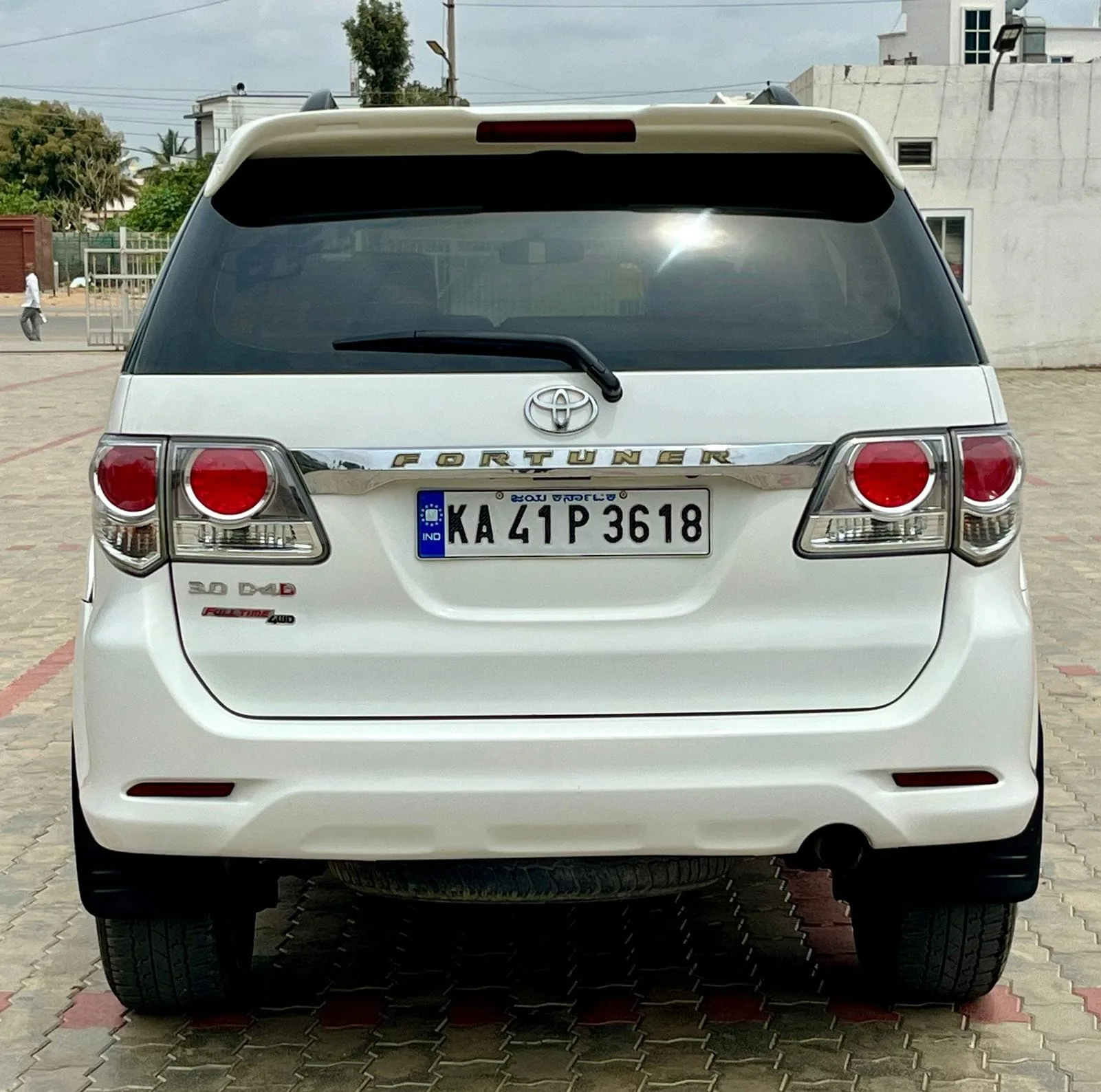 Toyota Fortuner 3.0L 4×4 – Powerful SUV with Reliable Performance