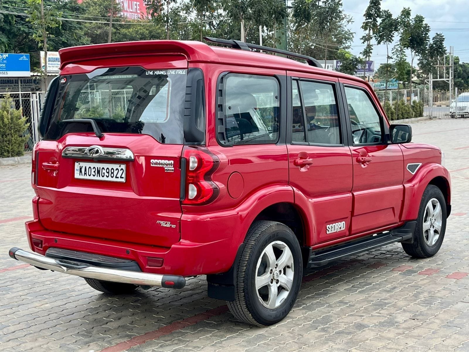 Mahindra Scorpio S11