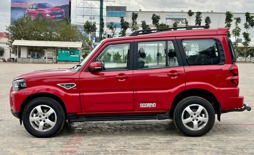 Mahindra Scorpio S11