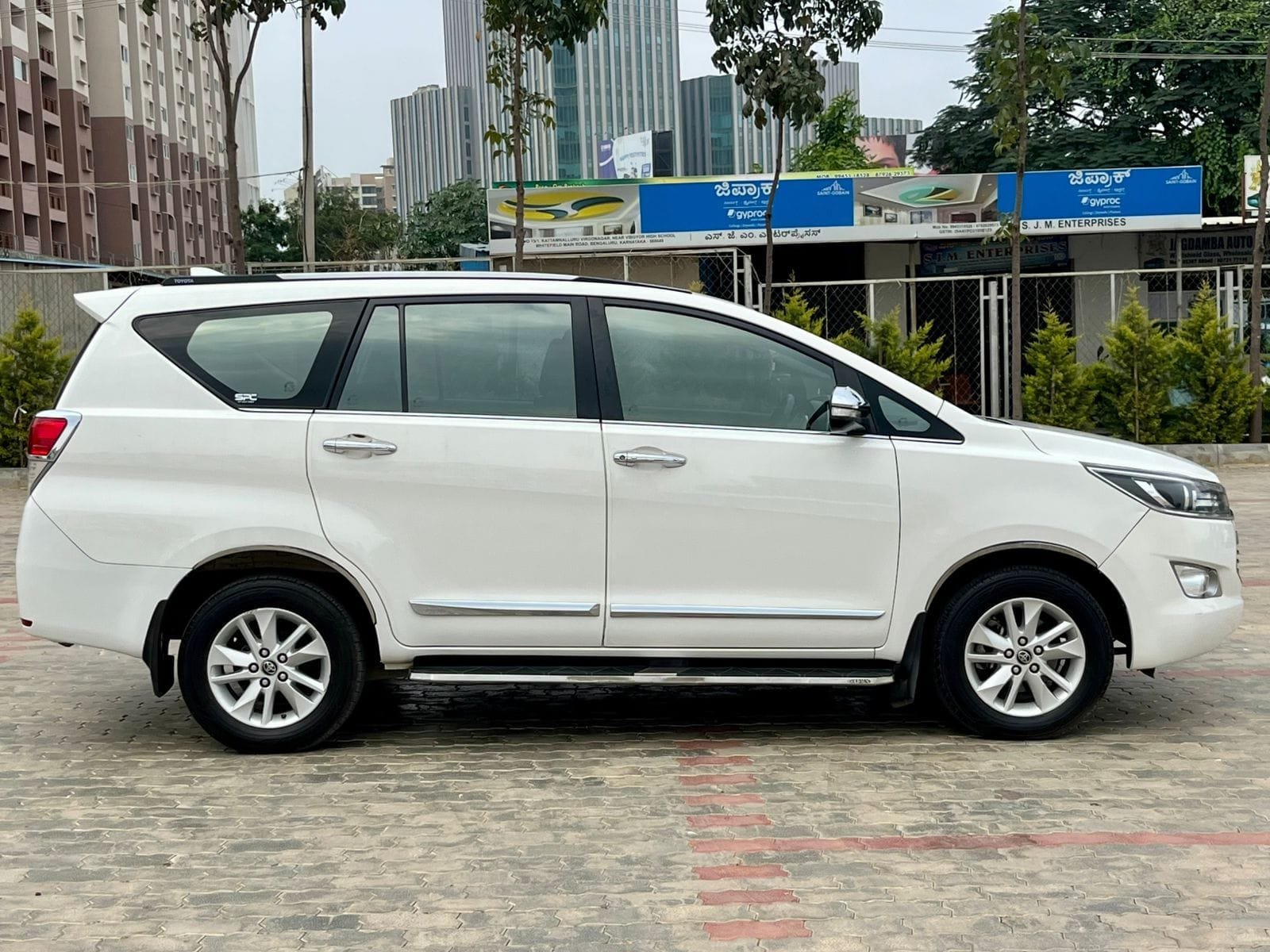 Reliable Toyota Innova Crysta 2.8 Z AT, 2017