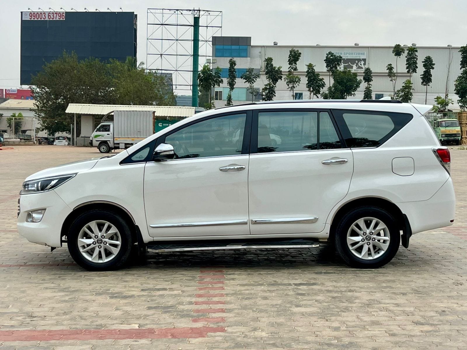 Reliable Toyota Innova Crysta 2.8 Z AT, 2017