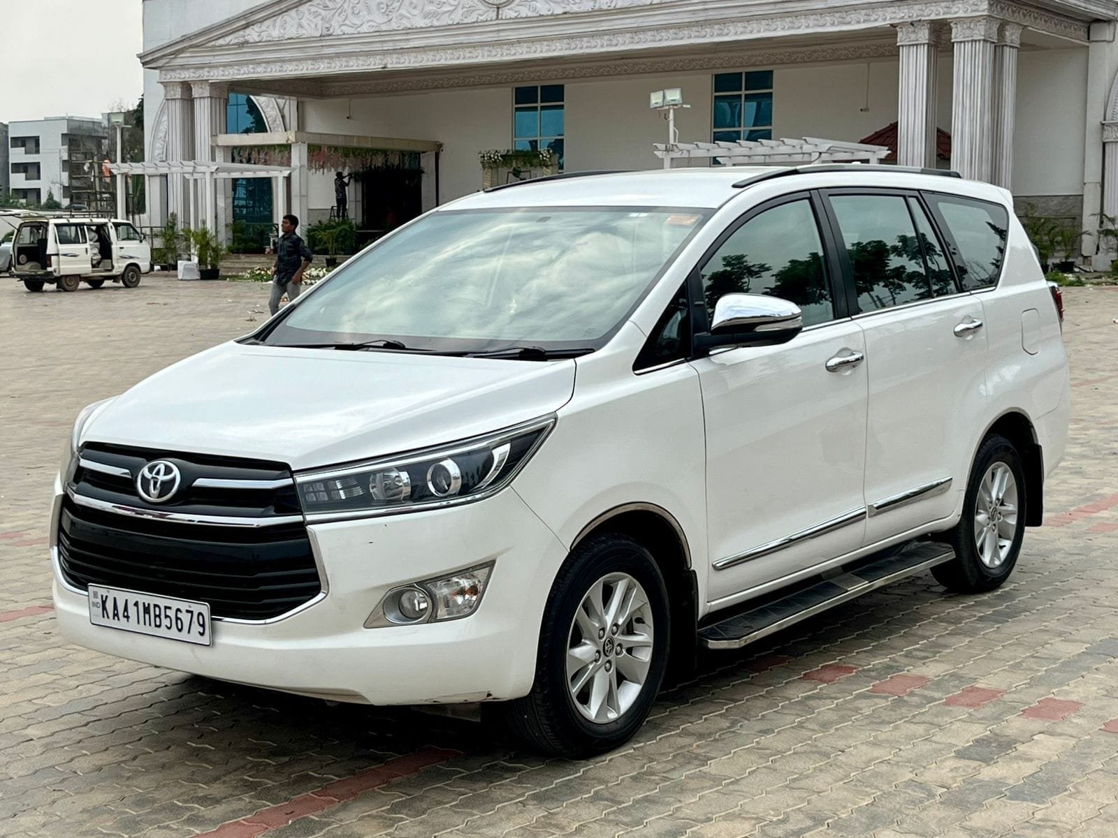Reliable Toyota Innova Crysta 2.8 Z AT, 2017