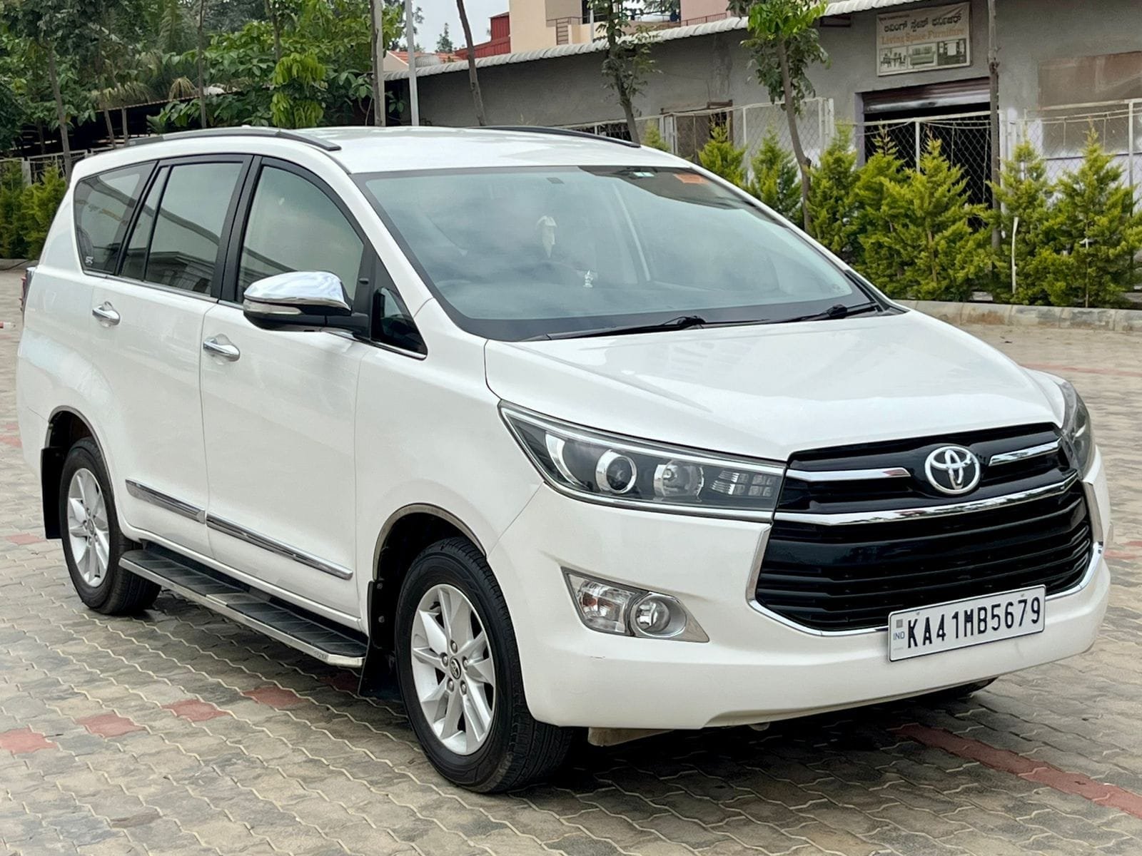 Reliable Toyota Innova Crysta 2.8 Z AT, 2017