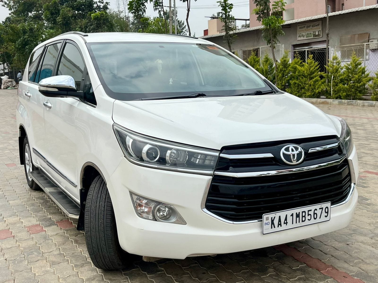 Reliable Toyota Innova Crysta 2.8 Z AT, 2017