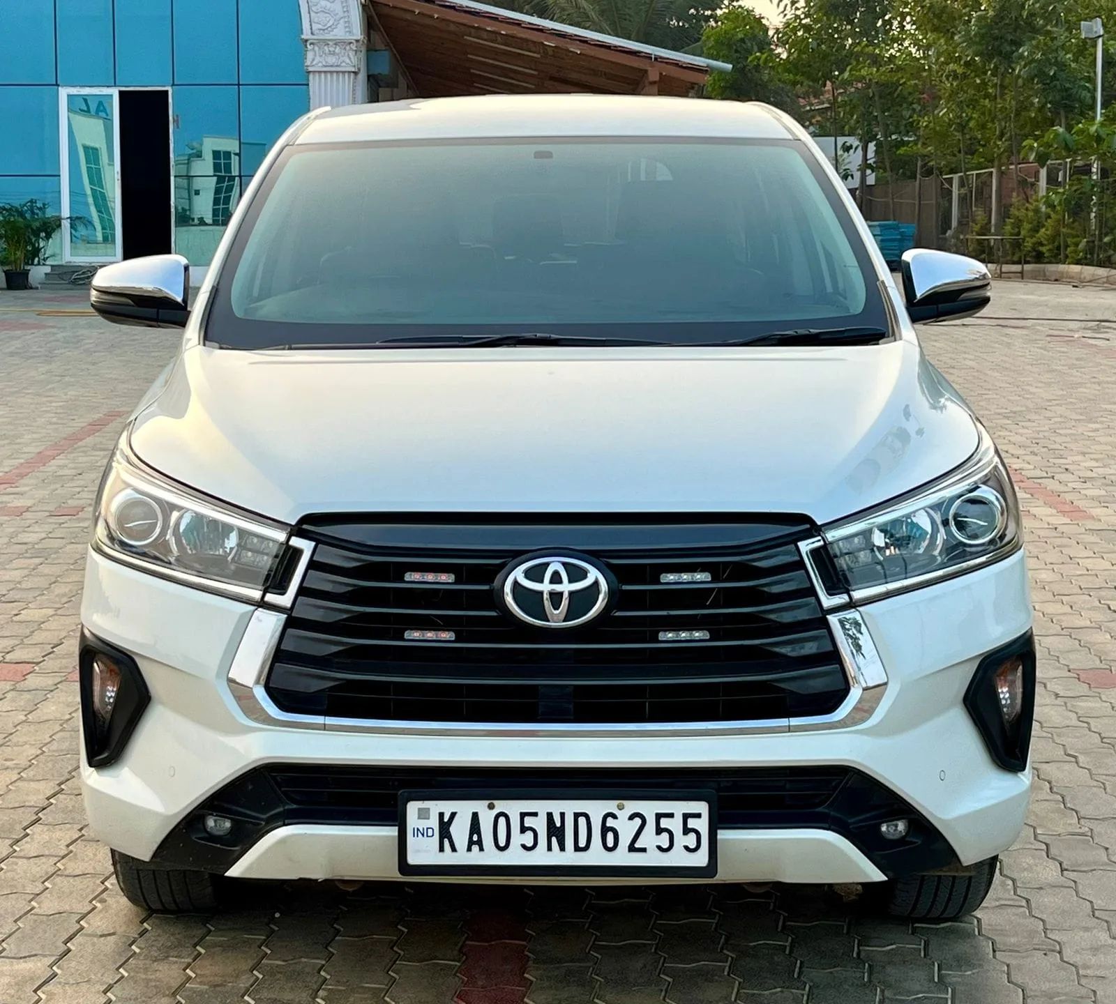 Toyota Innova Crysta 2.4 Z AT: Top Performance