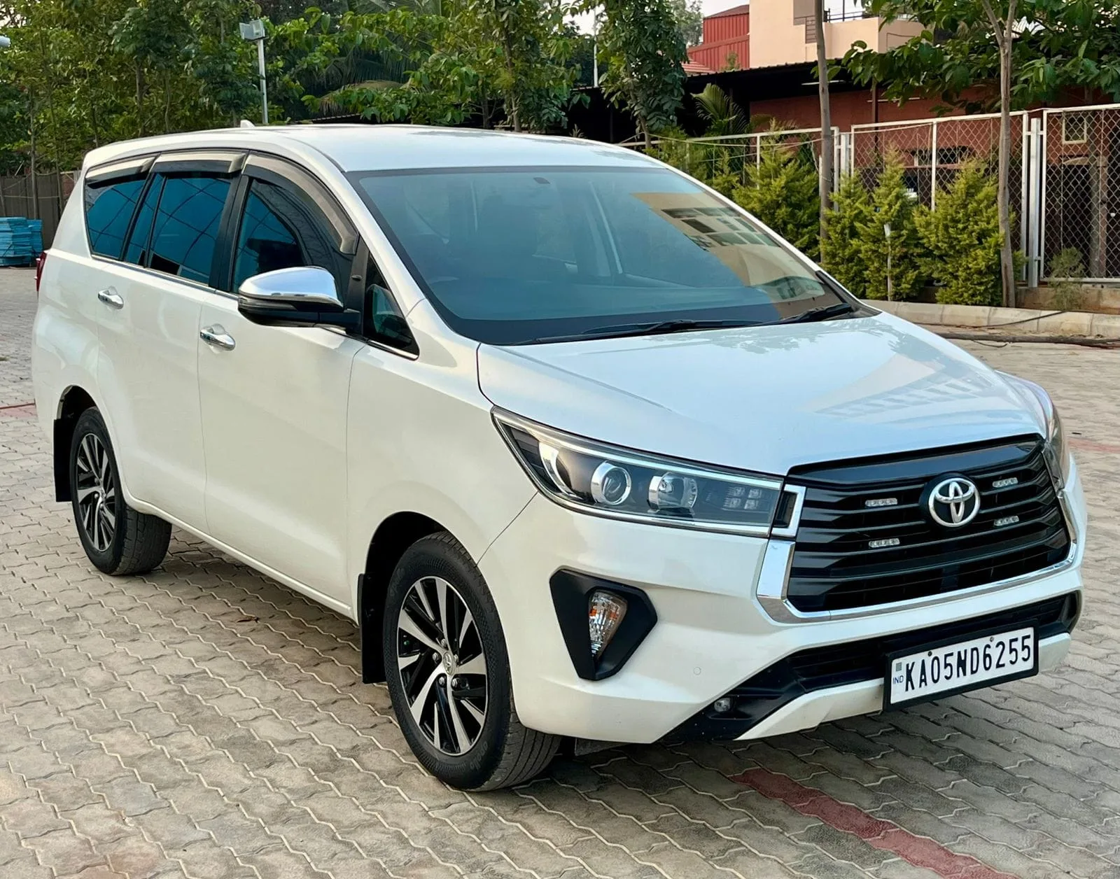Toyota Innova Crysta 2.4 Z AT: Top Performance