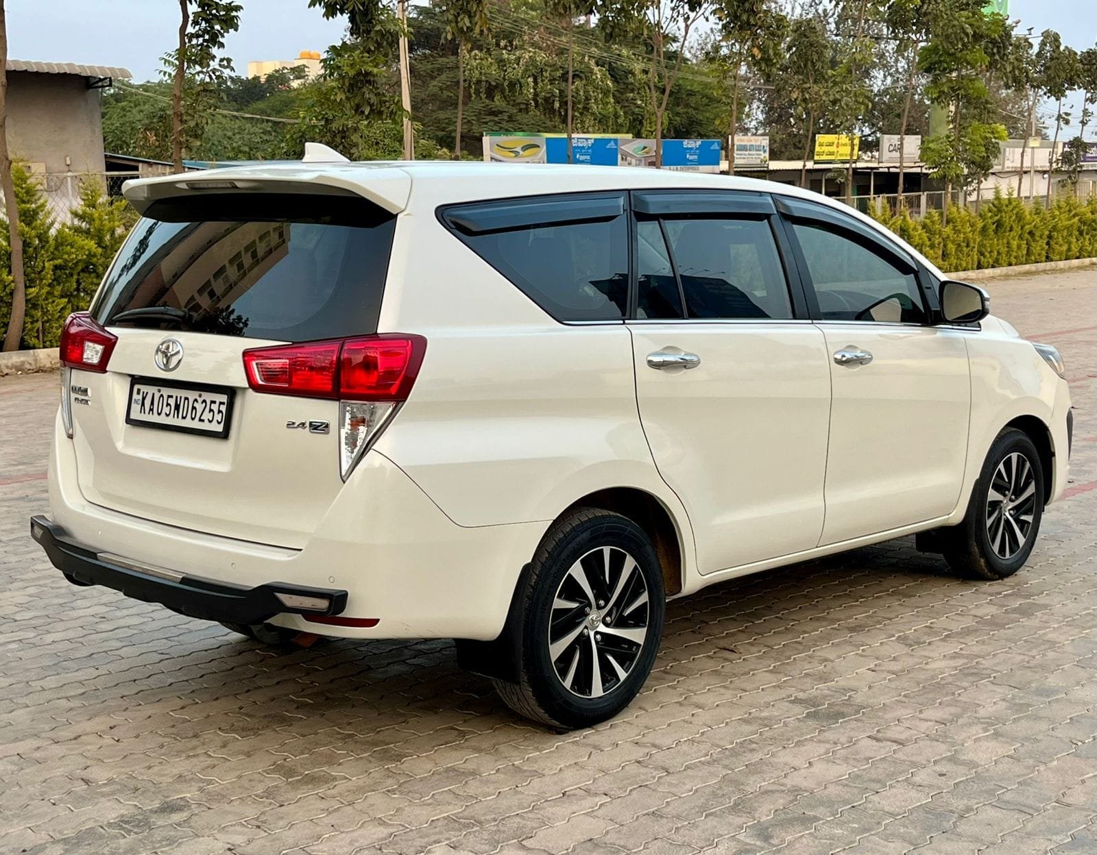 Toyota Innova Crysta 2.4 Z AT: Top Performance