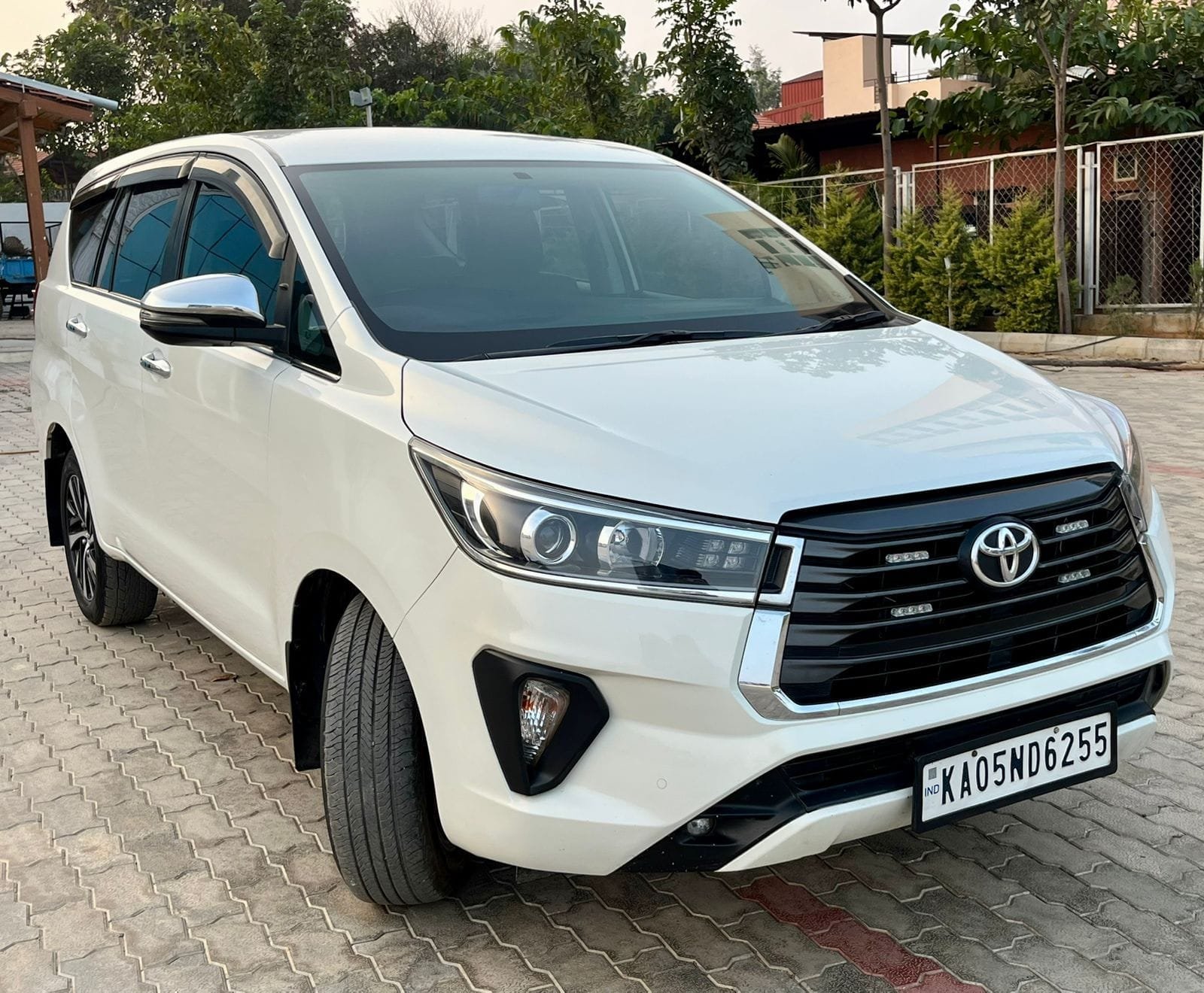 Toyota Innova Crysta 2.4 Z AT: Top Performance