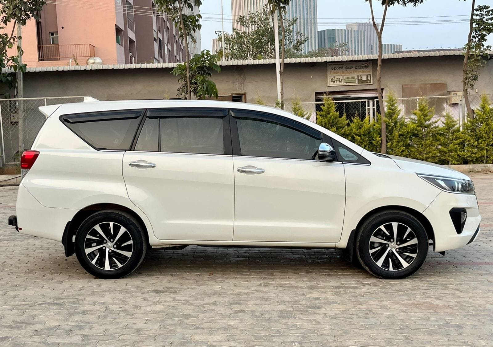 Toyota Innova Crysta 2.4 Z AT: Top Performance