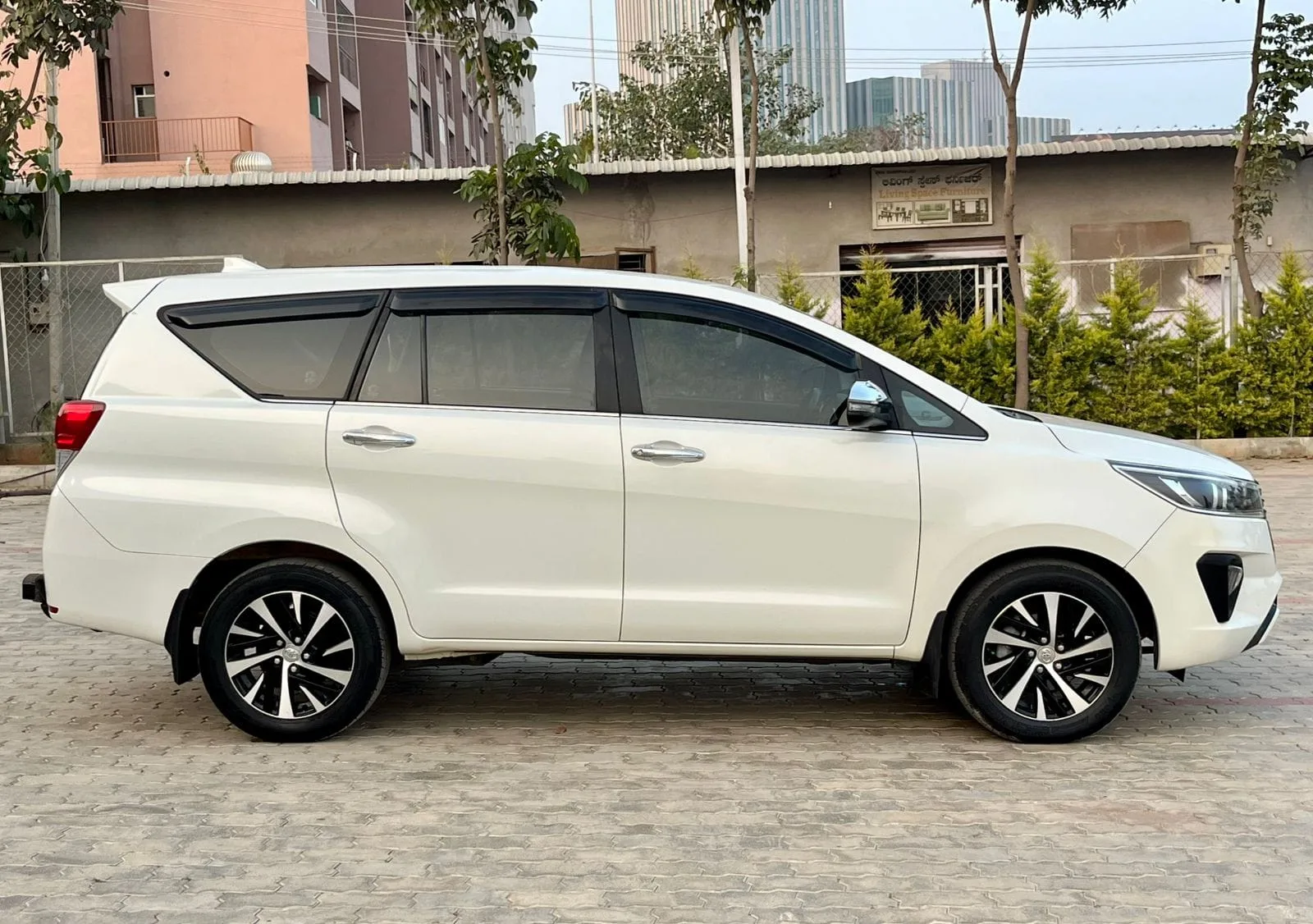 Toyota Innova Crysta 2.4 Z AT: Top Performance