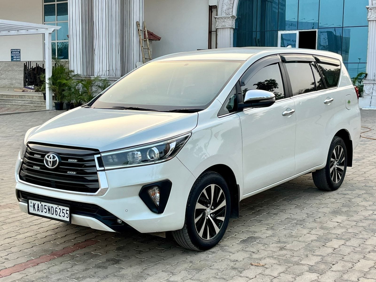 Toyota Innova Crysta 2.4 Z AT: Top Performance