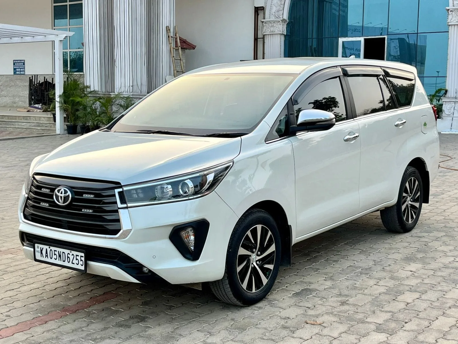 Toyota Innova Crysta 2.4 Z AT: Top Performance