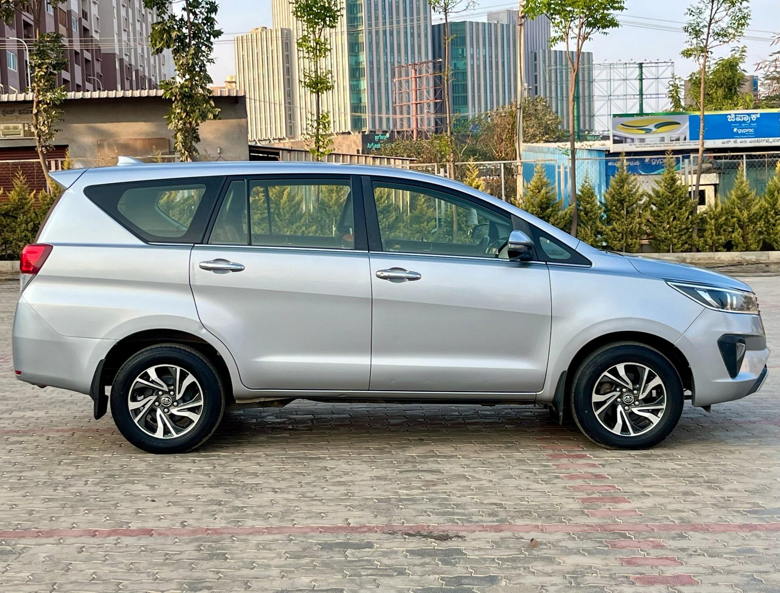 Toyota Innova Crysta 2.4 V – Premium Comfort & Performance