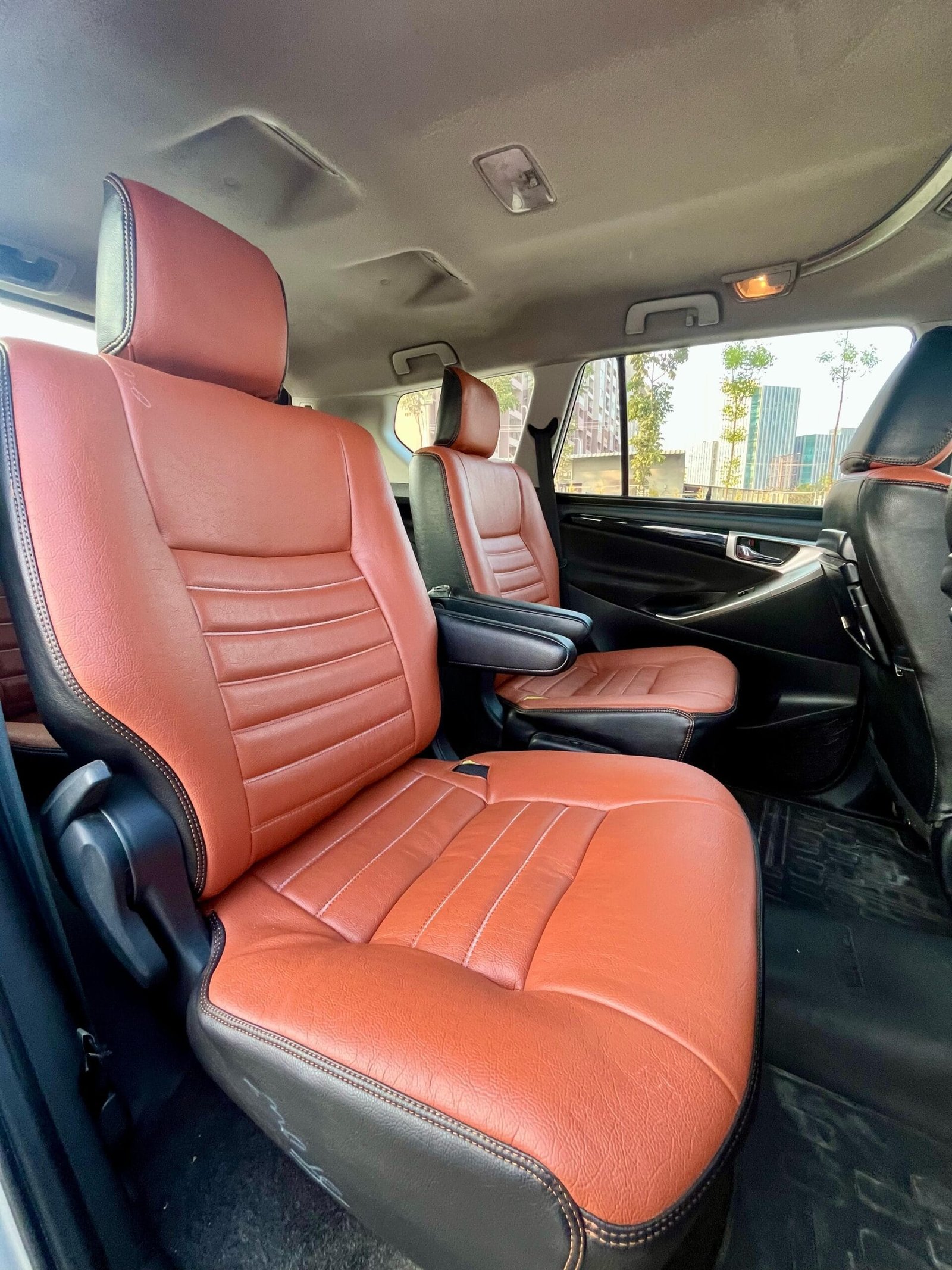 Toyota Innova Crysta 2.4 V – Premium Comfort & Performance