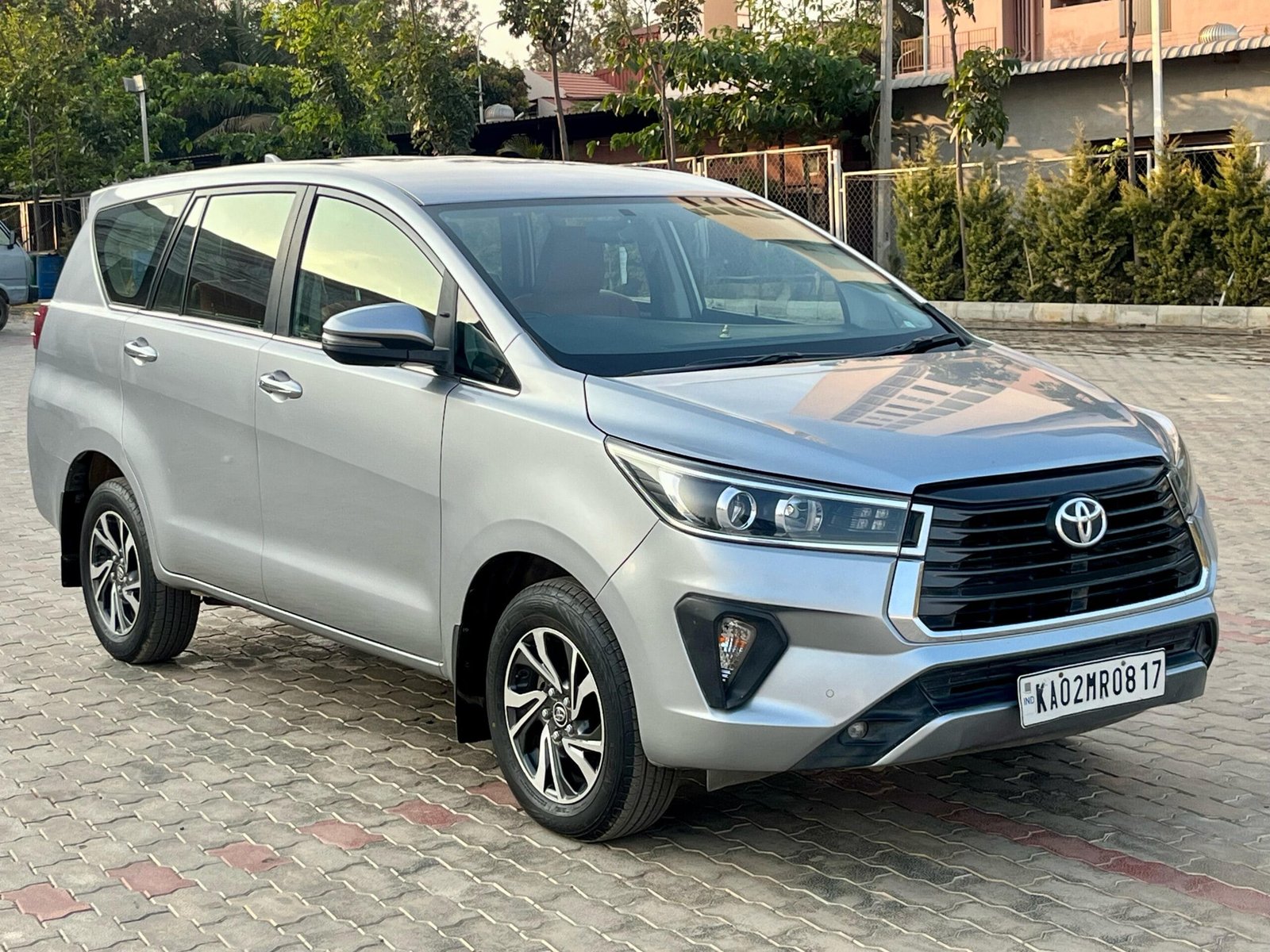 Toyota Innova Crysta 2.4 V – Premium Comfort & Performance
