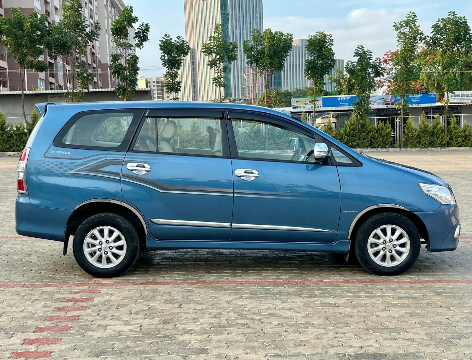 Well Maintained Toyota Innova 2.5 Z Diesel – 2014
