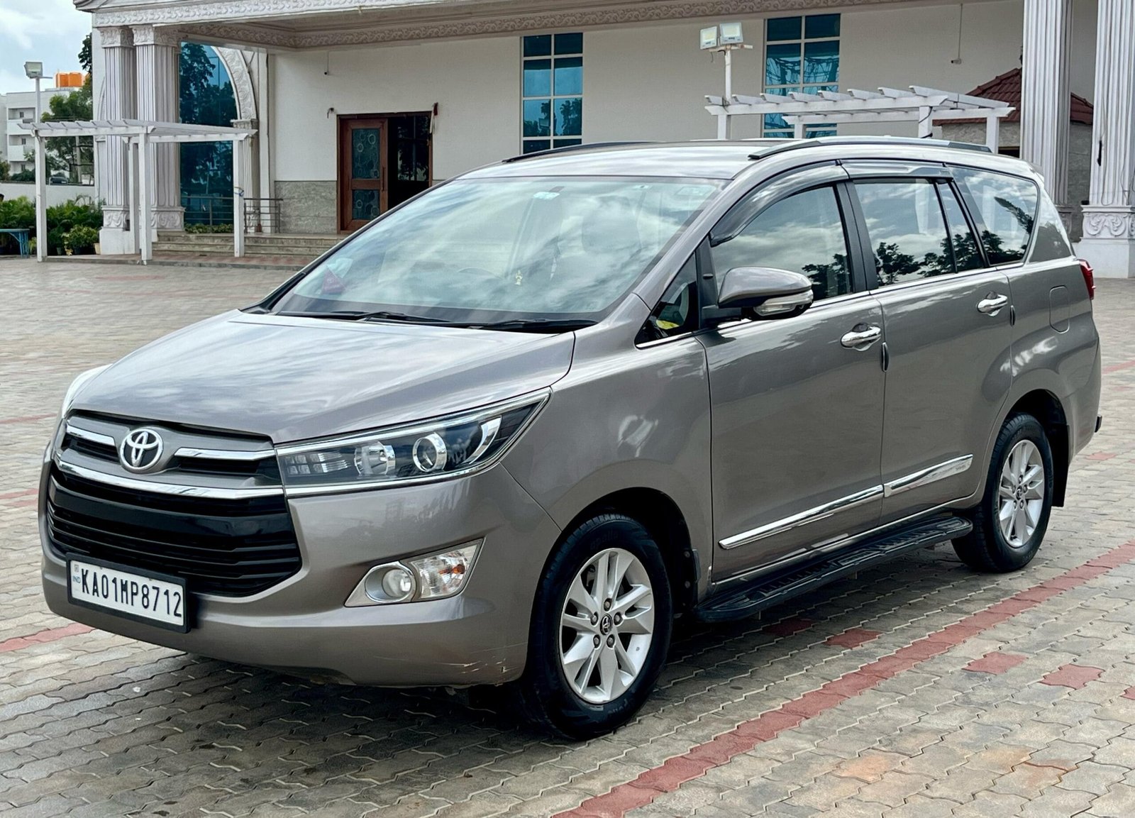 Toyota Innova Crysta 2.4 V – 2017, Single Owner