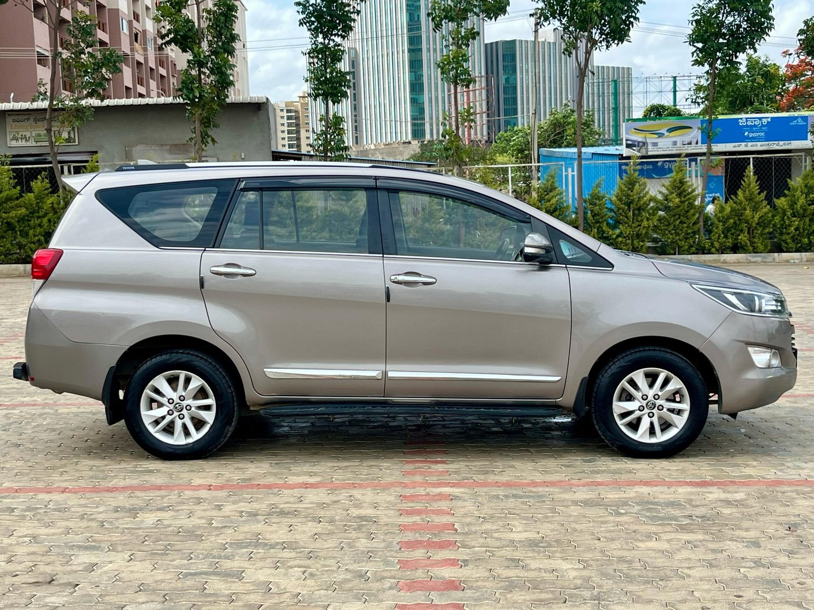 Toyota Innova Crysta 2.4 V – 2017, Single Owner