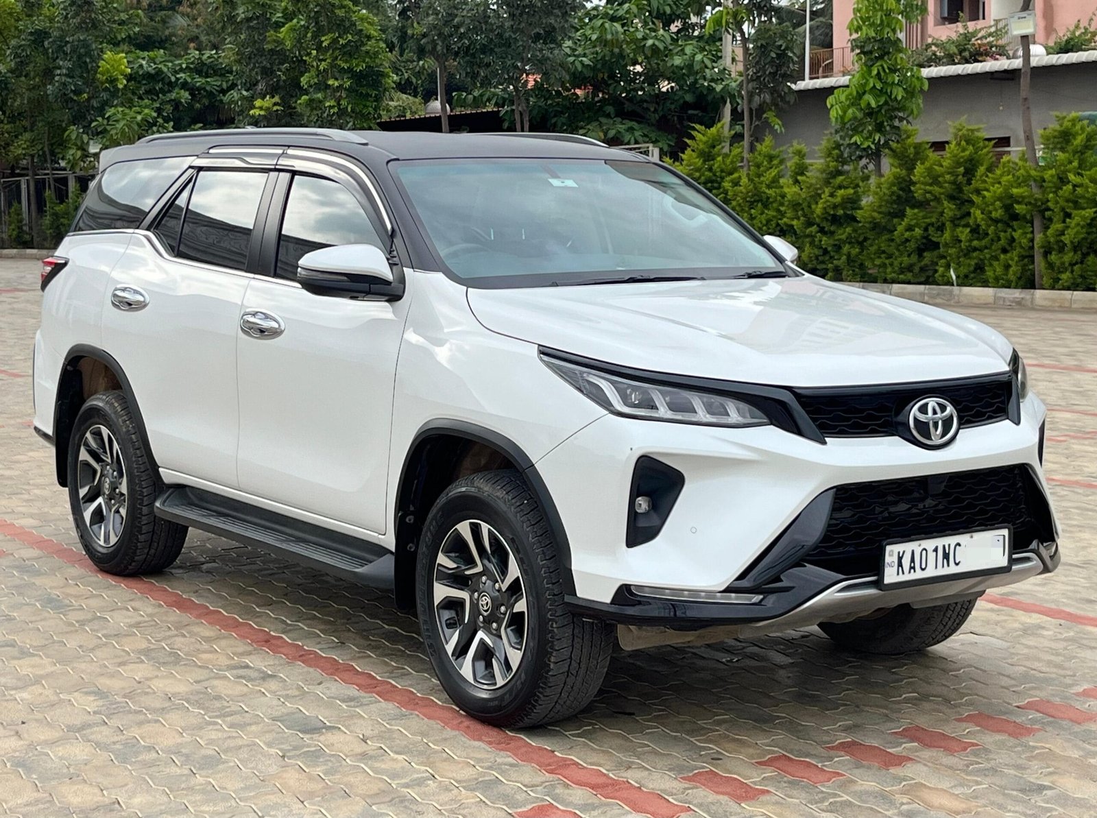 Toyota Fortuner Legender AT 2024 – Premium