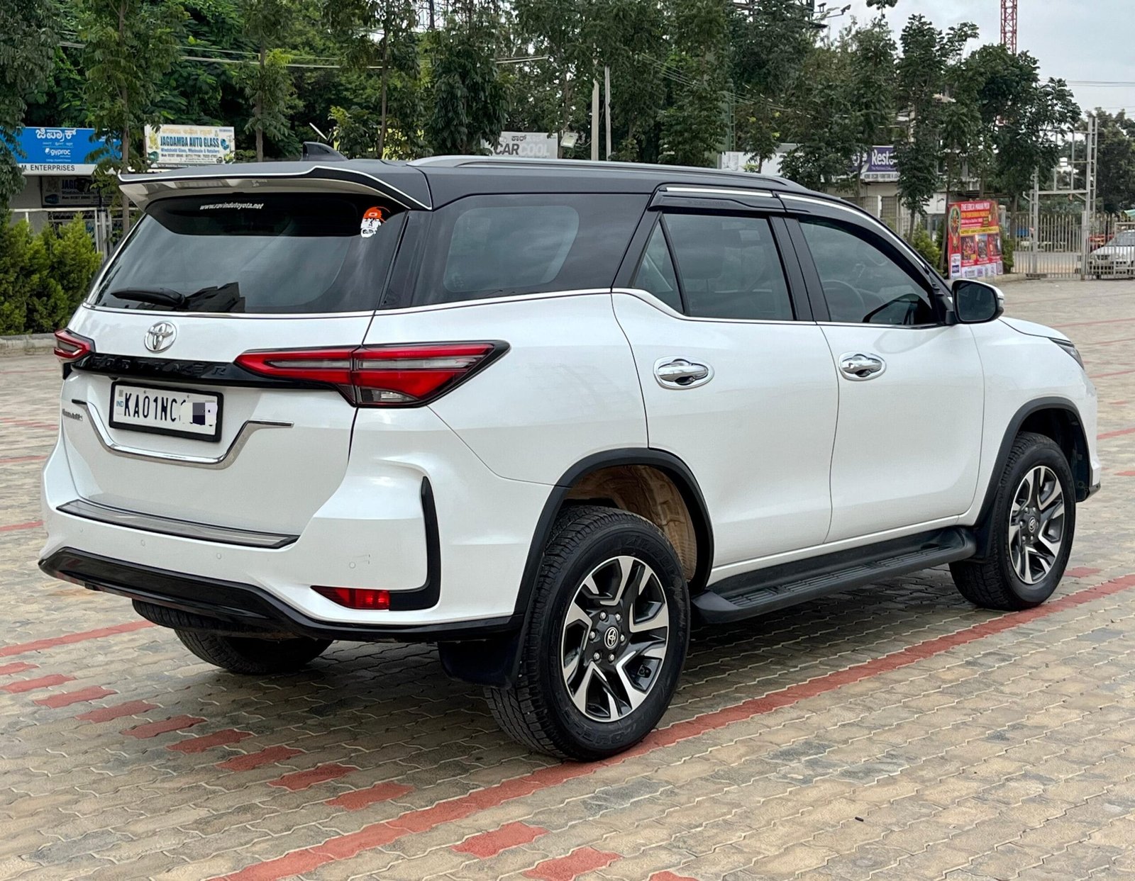 Toyota Fortuner Legender AT 2024 – Premium
