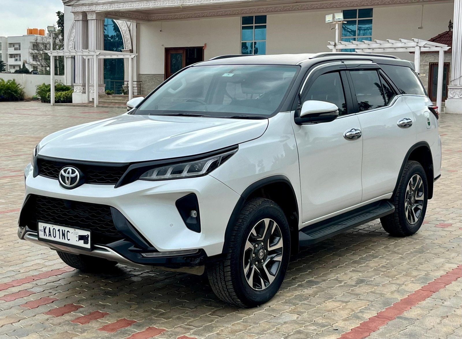 Toyota Fortuner Legender AT 2024 – Premium