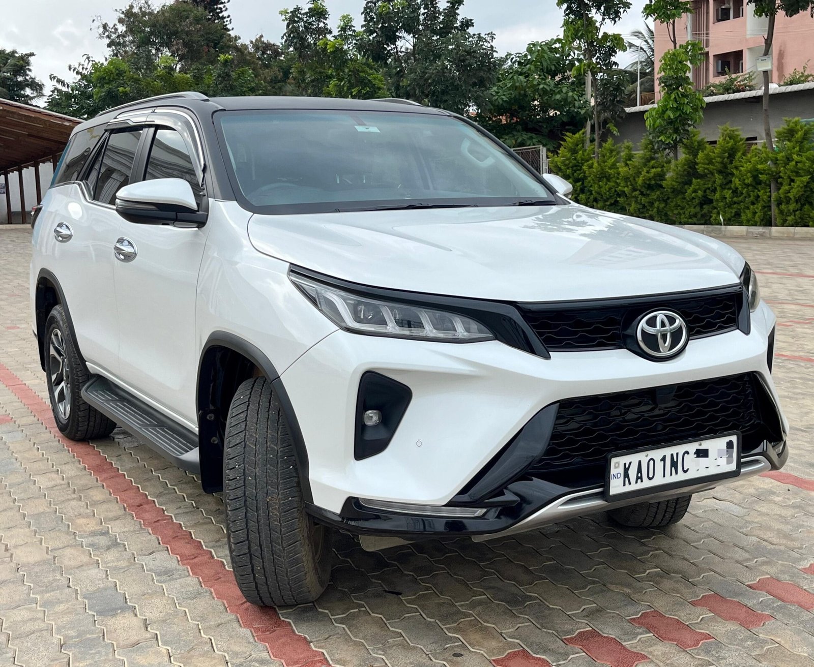 Toyota Fortuner Legender AT 2024 – Premium