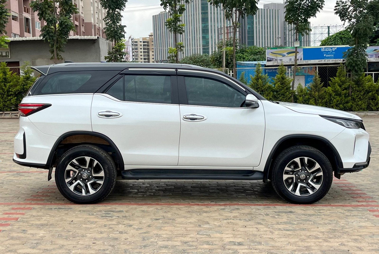Toyota Fortuner Legender AT 2024 – Premium