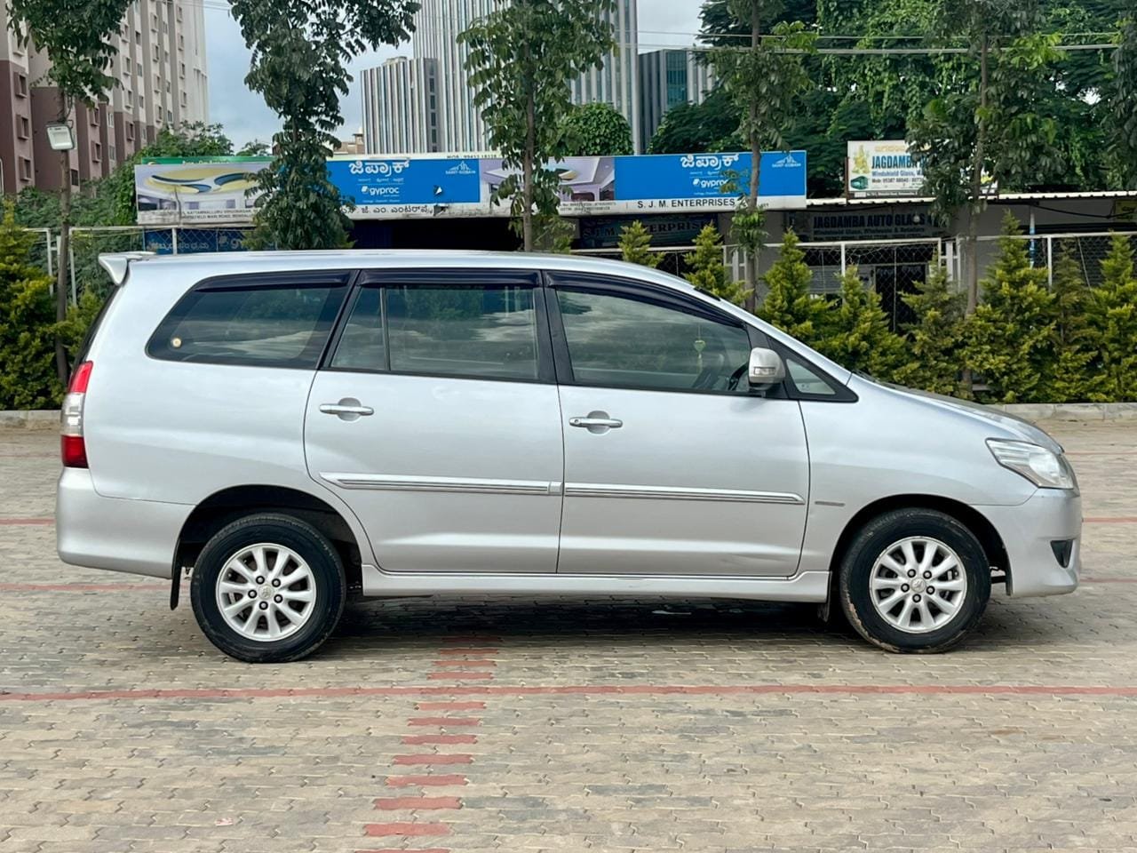 Toyota Innova 2.5 V 2012 Diesel