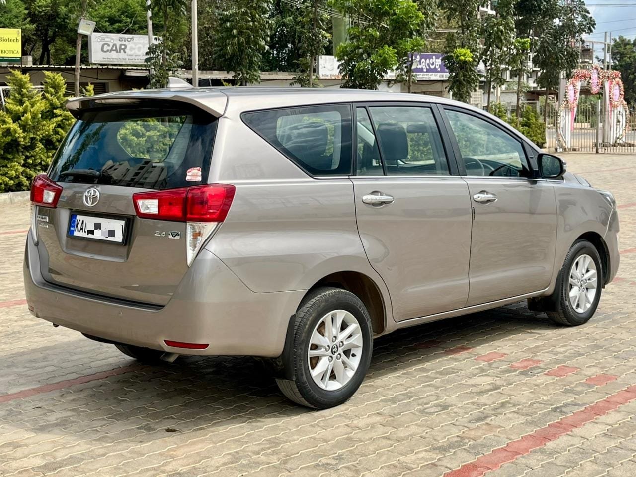 Toyota Innova Crysta 2.4 V Diesel | Best Used Car