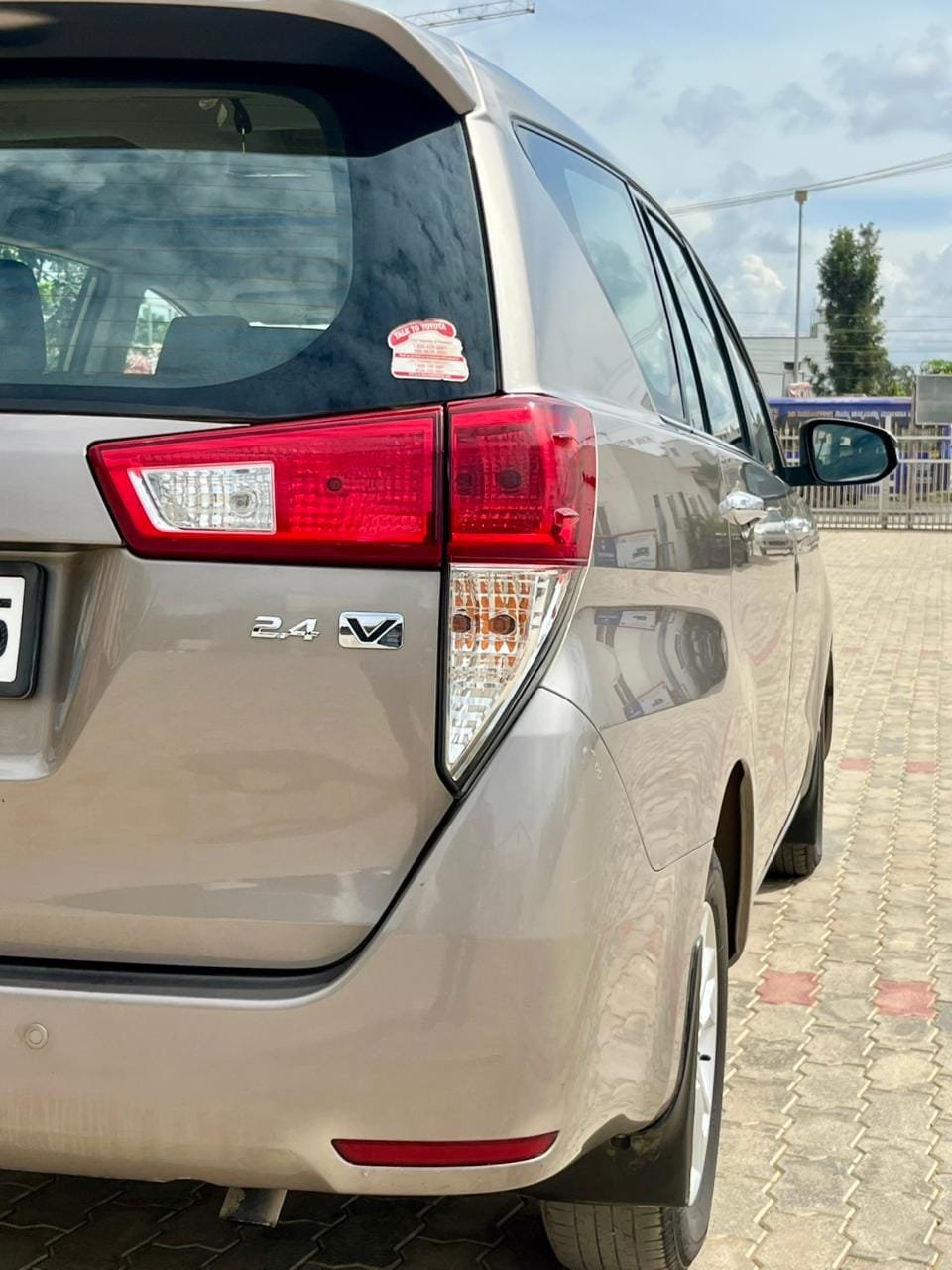 Toyota Innova Crysta 2.4 V Diesel | Best Used Car